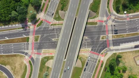 Autobahnantenne-Mit-Autos-Und-Lkw,-Die-Luftbild-4k-Bewegen