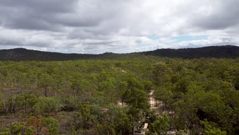 Pedestal-Aéreo-Sobre-Bosques-Secos-De-Esclerófilos-Cerca-De-Emerald-Falls-Creek