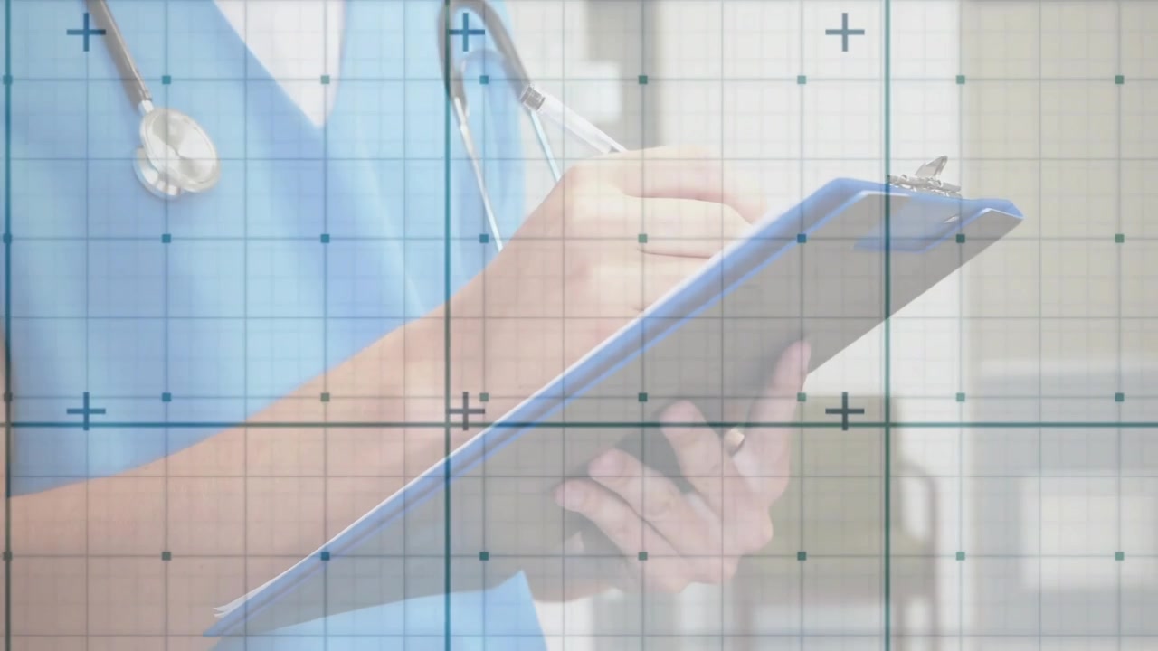 Clinico che inizia a scrivere su una cartella clinica, regolando lo stetoscopio e compilando la cartella, mentre una griglia si sovrappone alle mani.