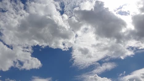 hiper lapso de hermosas formaciones de nubes blancas y esponjosas en un cielo azul profundo de verano
