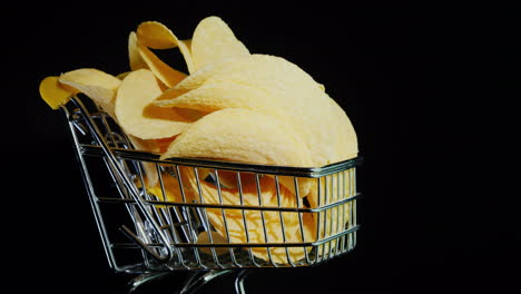 Chips-In-Einem-Kleinen-Einkaufswagen