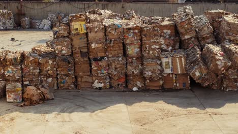 fábrica de reciclaje de papel. bloques de papel de desecho. 4k