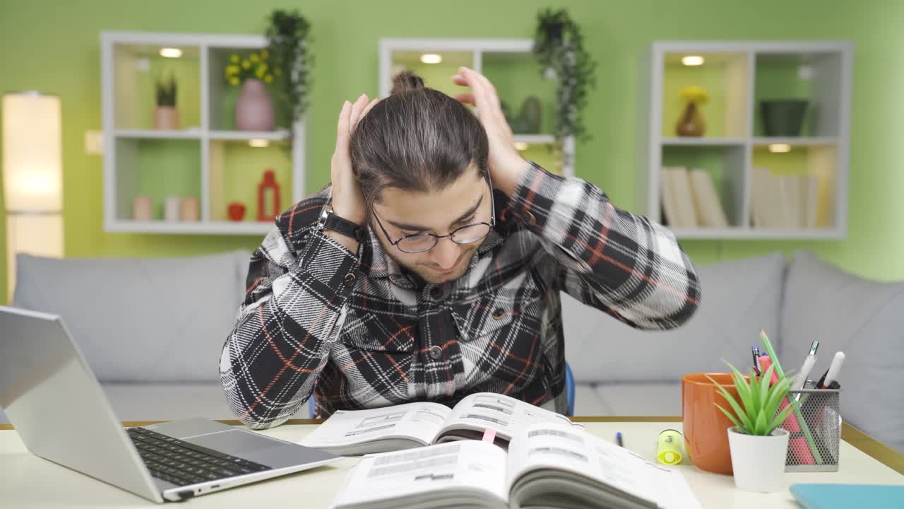un joven perturbado por sonidos perturbadores.