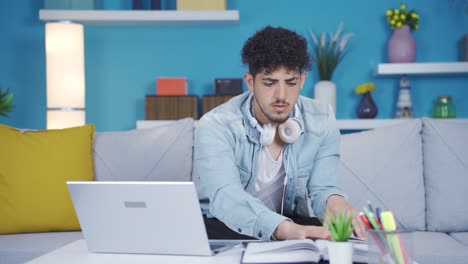 Der-Studierende-Student-Ist-Zufrieden-Mit-Dem,-Was-Er-Auf-Dem-Laptop-Sieht.