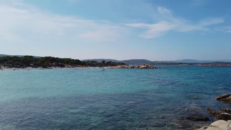 paning-clip über dem exotischen strand von vourvourou in chalkidiki, griechenland