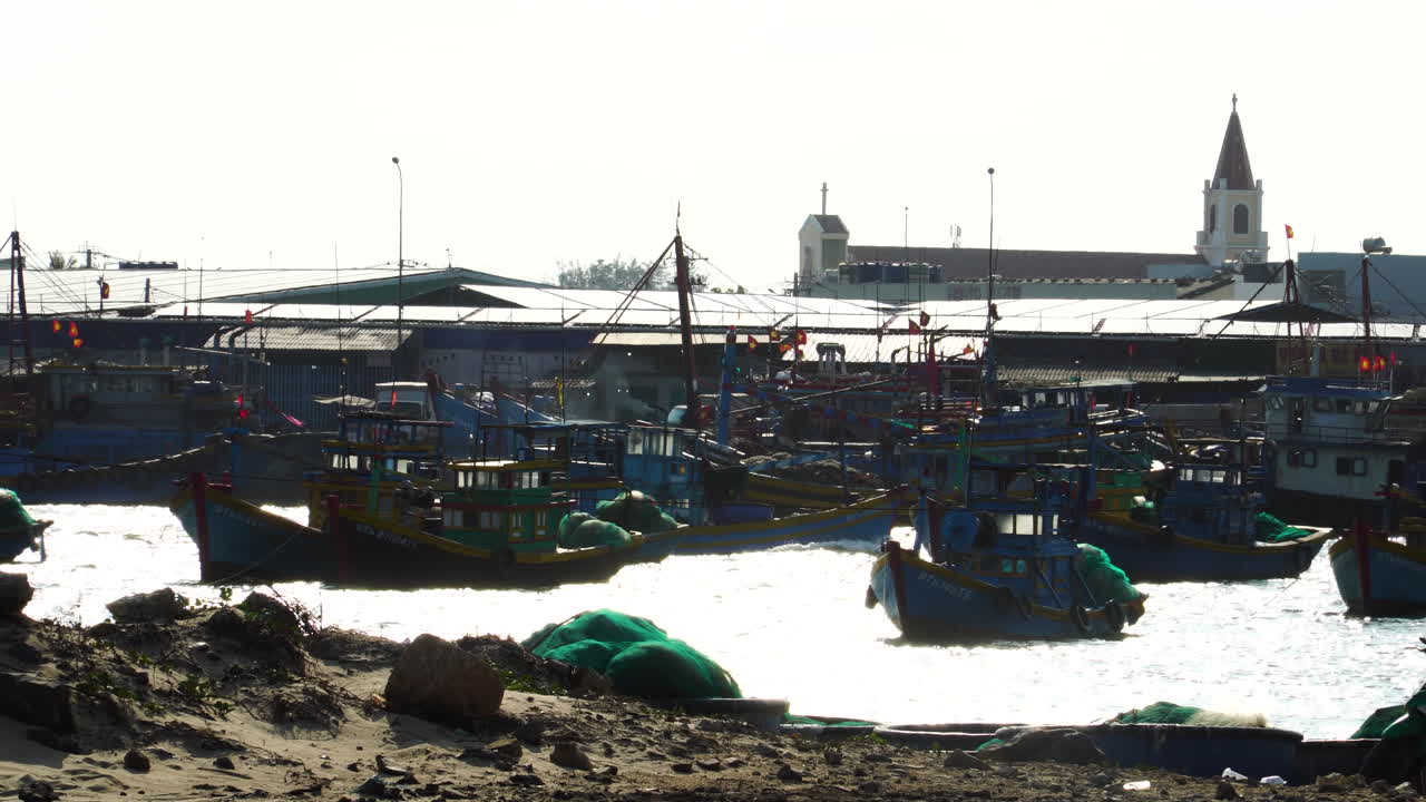 베트남 판 티엣의 케가 해안에 떠있는 어선