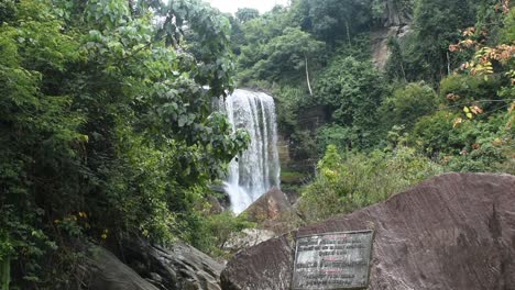 hermosa cascada de sri lanka llamada nalagana falls en la provincia de sabaragamuwa
