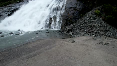 Luftaufnahme-Basis-Der-Nugget-Falls-In-Juneau,-Alaska