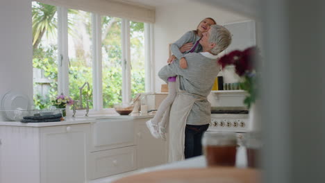 Abuela-Feliz-Bailando-Con-Una-Niña-En-La-Cocina-Abuela-Divirtiéndose-Bailando-Con-Su-Nieta-Celebrando-El-Fin-De-Semana-Familiar-En-Casa