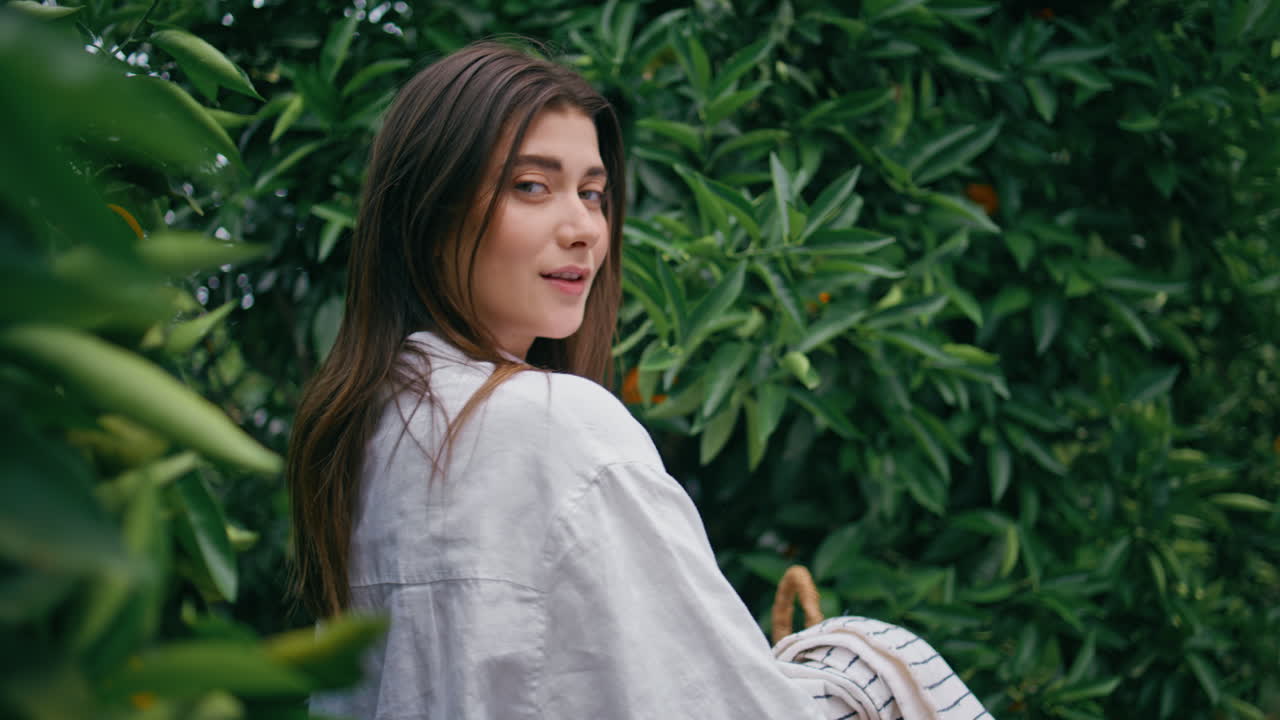 가운 소녀가 식물원 근접을 고 있습니다. 카메라 골목을 찾는 갈색 여인