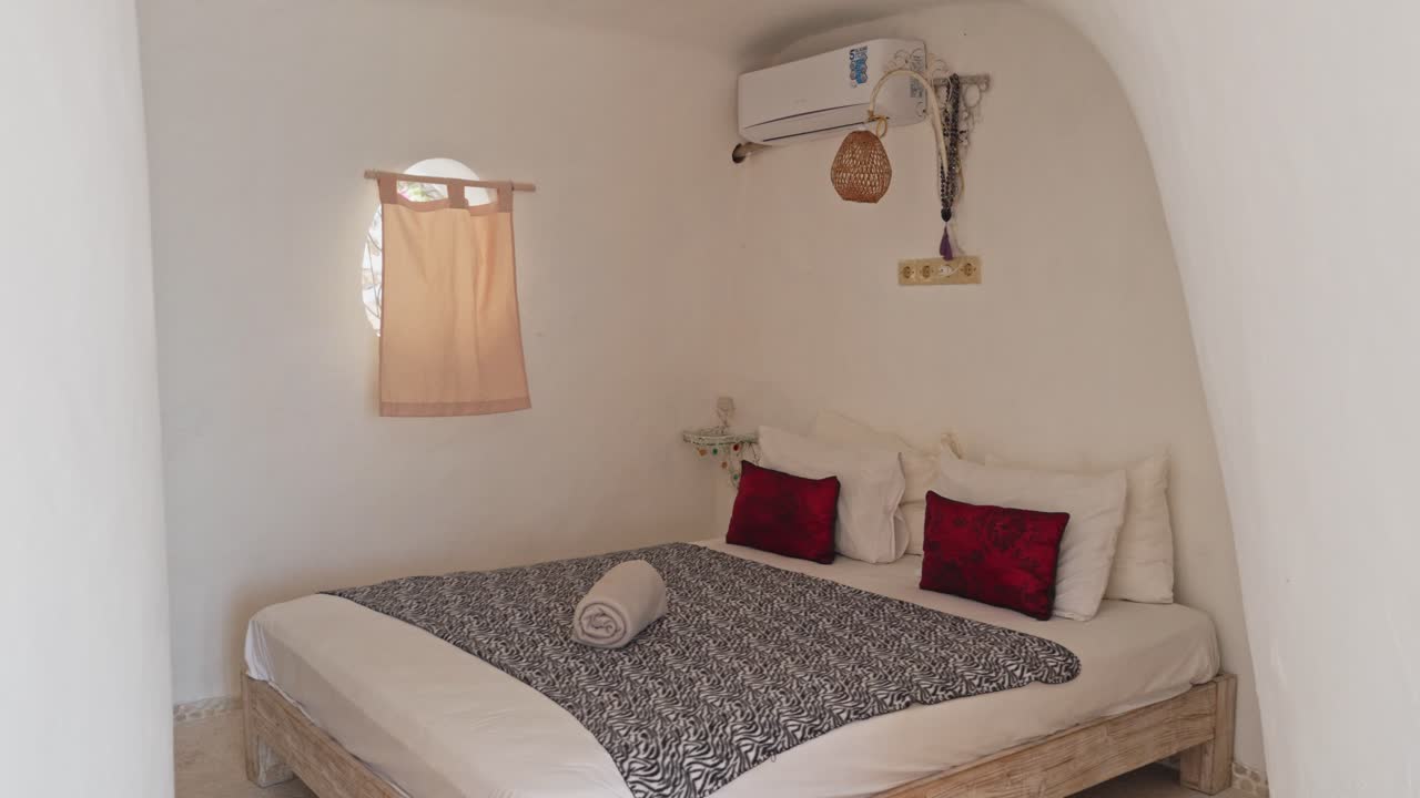 villa de cúpula de diseño único con paredes de piedra blanca