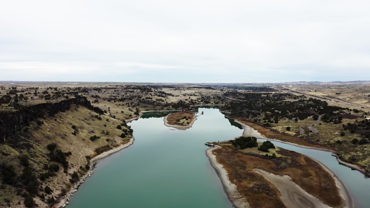 Massacre Rocks State Parkin ympäröimä Snake River Idahossa