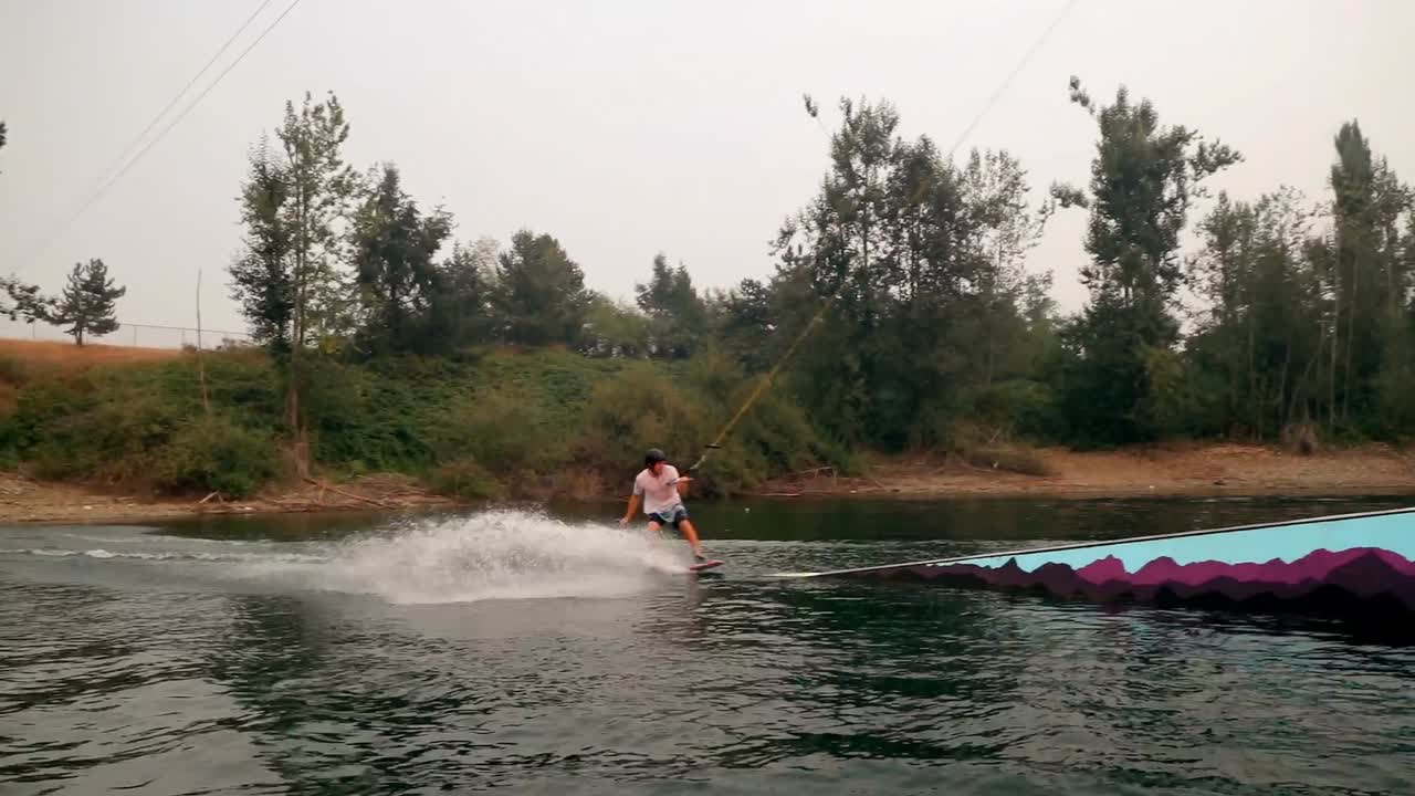 Uomo che fa wakeboard nel fiume 4k