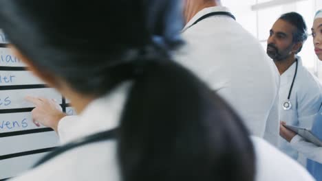 의사 들 이 정보 게시판 을 둘러싸고 모이는 것 4k