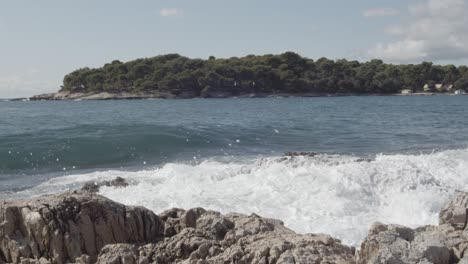 Zeitlupenaufnahme-Von-Riesigen-Wellen,-Die-An-Einem-Steinigen-Strand-Brechen