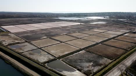 vuelo de drones junto a un campo de sal en croacia en nin durante el día