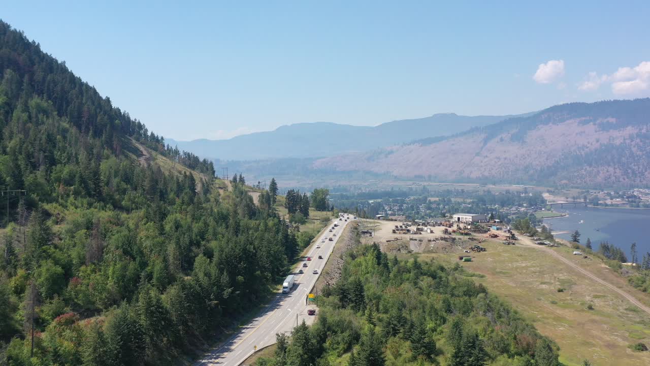 Paesaggio dell'autostrada Trans-Canada: Vedute aeree vicino all'incantevole villaggio di Chase.