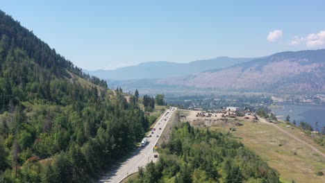 paisaje de la autopista transcanadiense: vistas aéreas cerca del encantador pueblo de chase