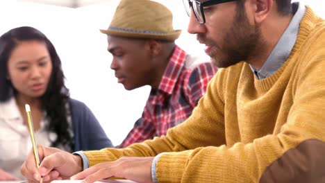 equipo de trabajo de negocios concentrado casual