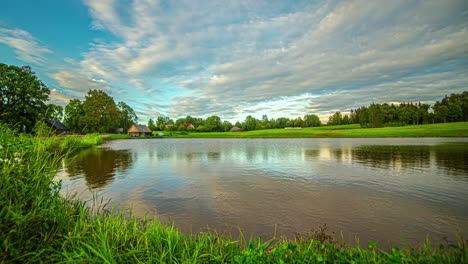 Nubes-Deslizándose-Sobre-El-Agua-Transparente-Del-Lago-Con-Reflejos-De-Espejo-Durante-El-Amanecer.