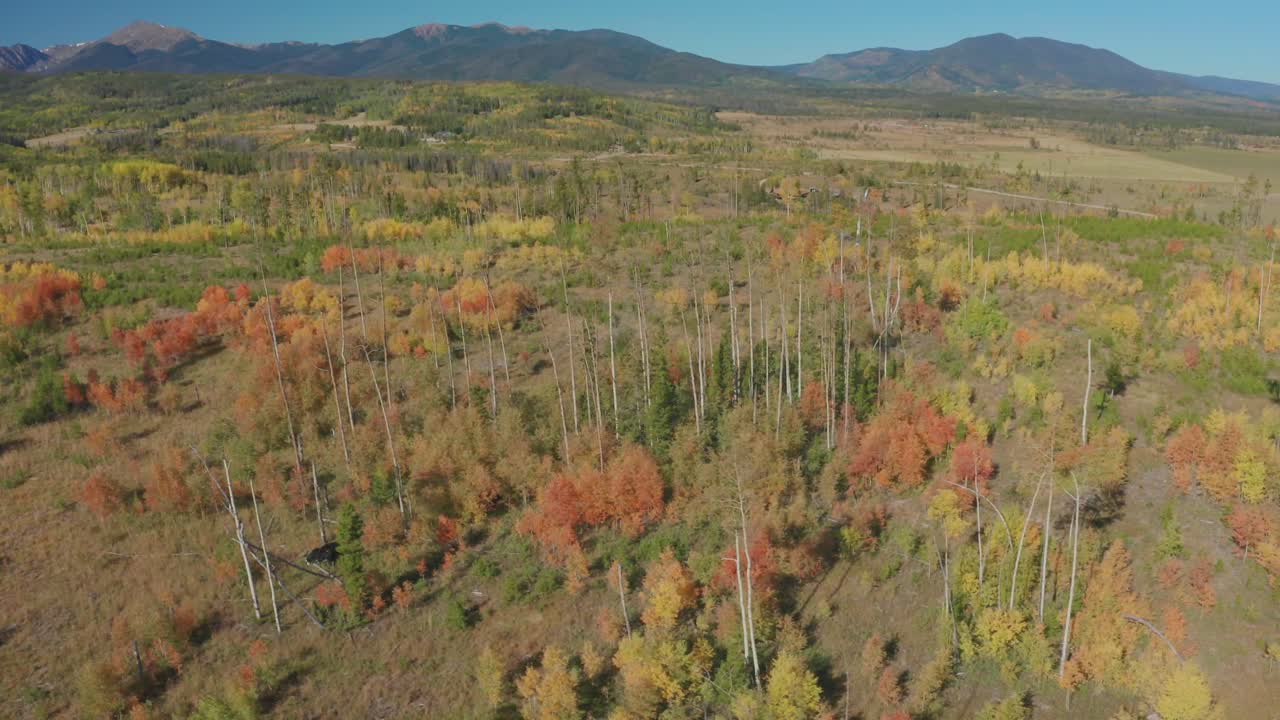 imágenes aéreas de la madrugada en el lago de montaña en la sombra en el gran lago colorado con los colores del otoño apenas comenzando