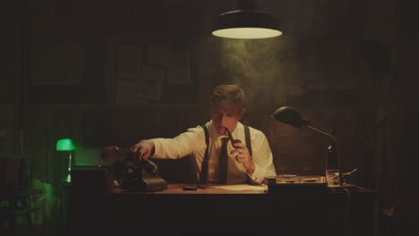 detective en su oficina.
