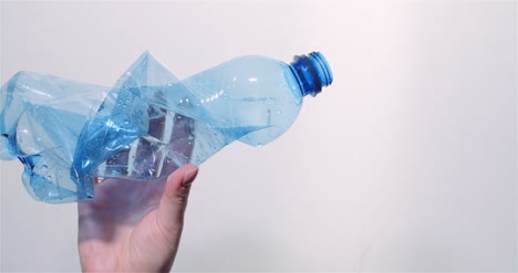 mujer de reciclaje de plástico con residuos de botellas de plástico en la mano