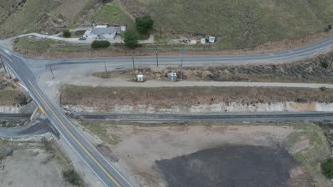 siguiendo las vías del tren vacías en soledad, california