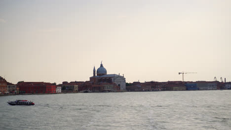 Laguna-Veneciana-Con-La-Iglesia-Del-Santísimo-Redentor-En-El-Fondo,-Venecia,-Italia---Amplia