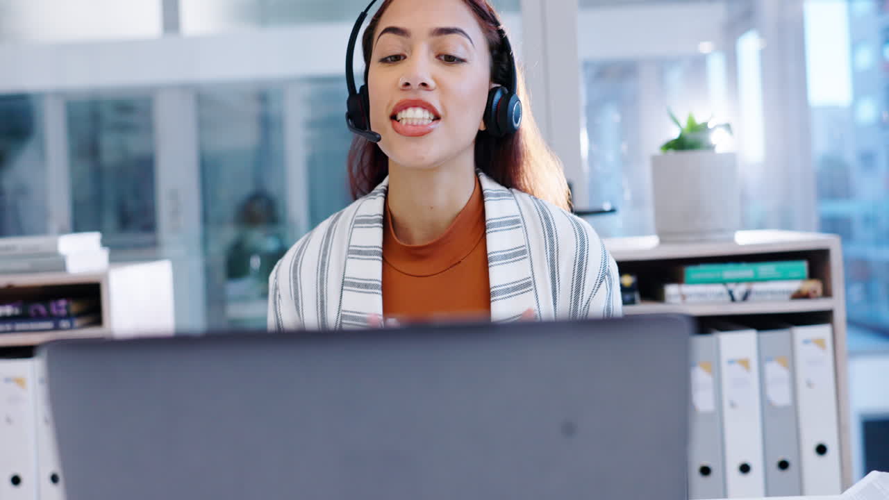 Comunicación, videollamada y mujer en portátil