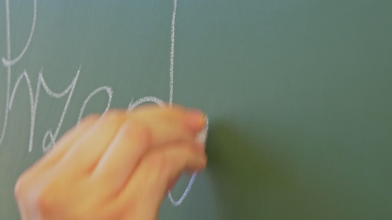 칠판에 글을 쓰는 젊은 여성의 손 클로즈업 샷