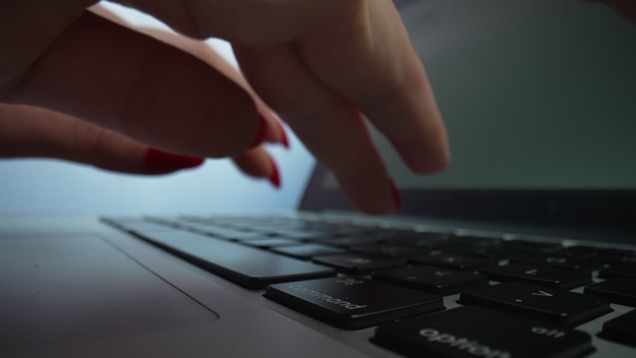 mujer escribiendo en una computadora portátil
