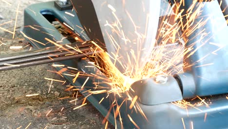 los técnicos están utilizando herramientas de plataforma de corte de fibra para cortar acero para la construcción. industria en el concepto de sitio de construcción
