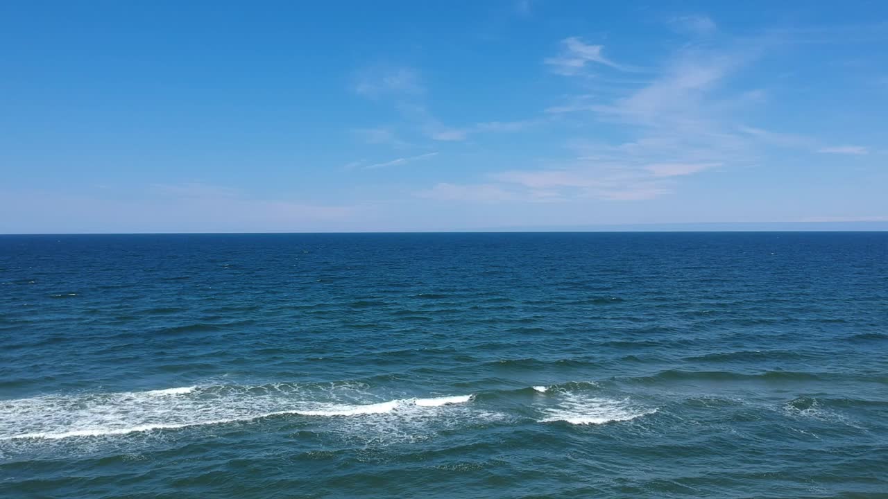 잔잔한 발트해와 작은 파도의 전망