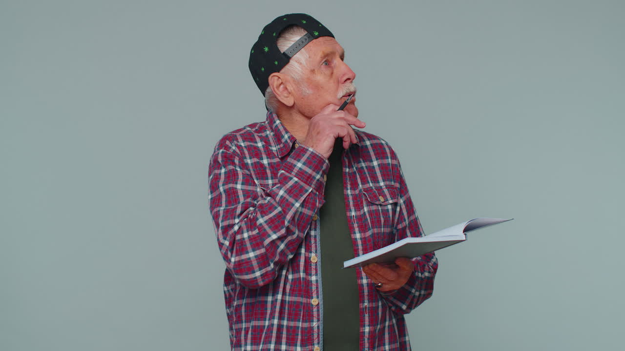 periodista pensativo hombre haciendo notas, escribiendo pensamientos con pluma en bloc de notas diario de cuaderno