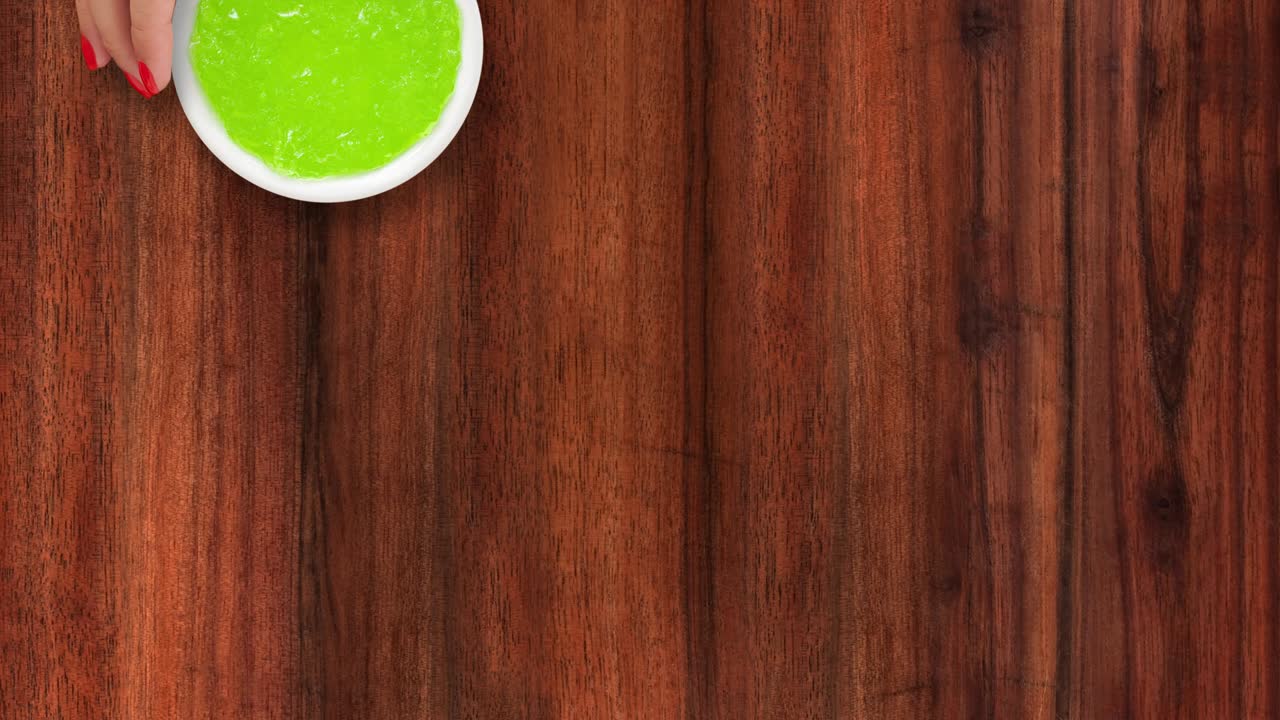 녹색 젤라틴 디저트를 제공합니다.