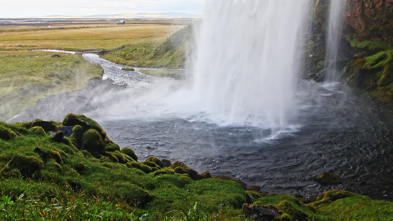 el flujo de seljalandfoss una de las cascadas más hermosas de islandia en verano