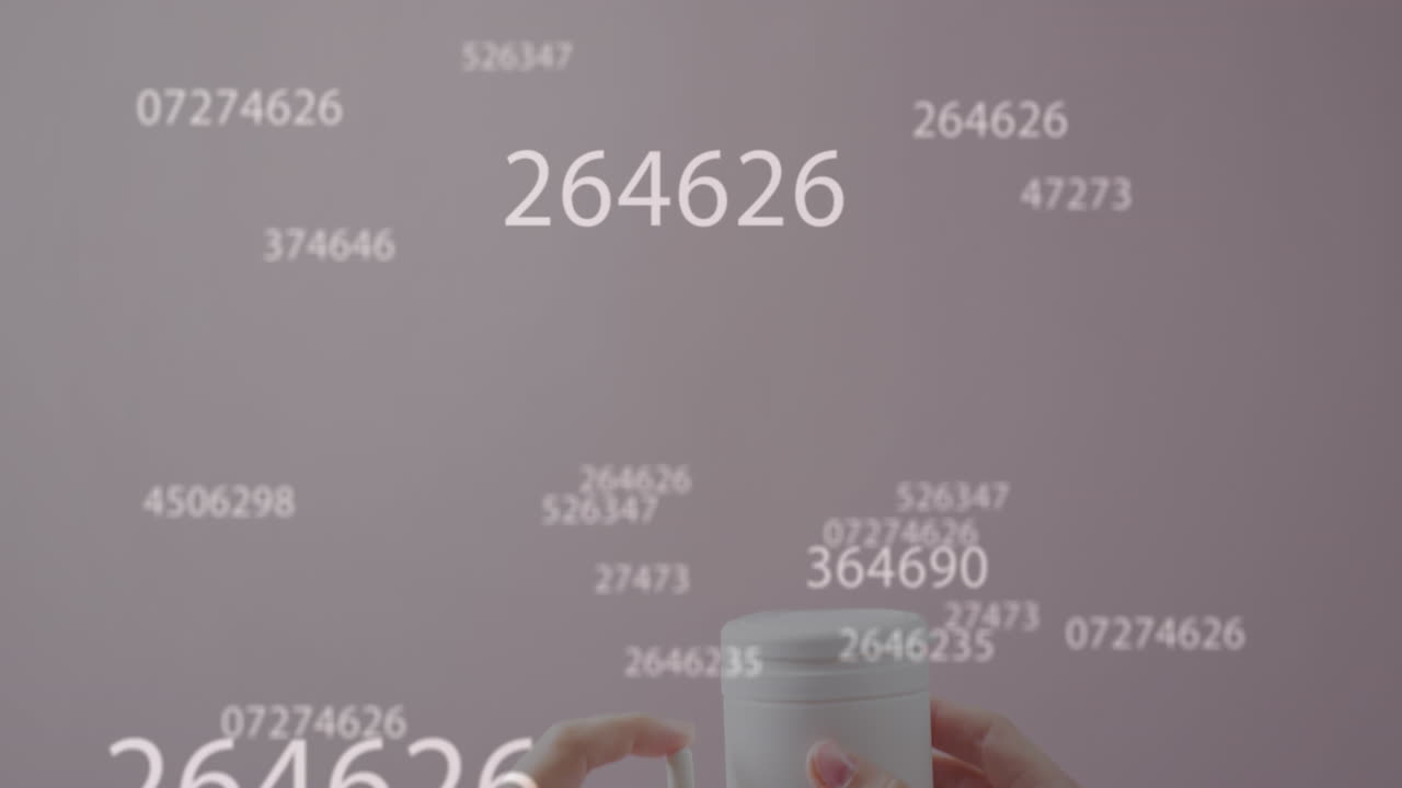 약을 들고 있는 백인 여성의 손 위에서 데이터 처리의 애니메이션