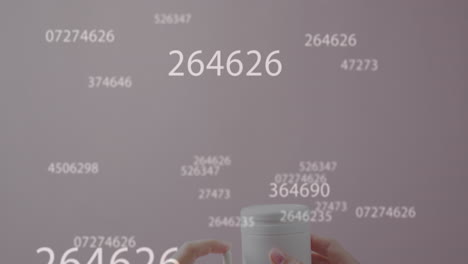 animación del procesamiento de datos sobre las manos de una mujer caucásica sosteniendo medicamentos