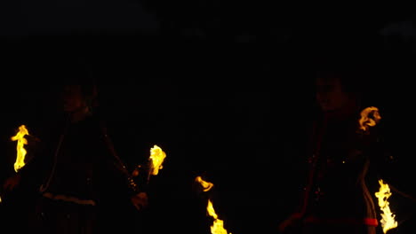 actuación de malabaristas de fuego por la noche