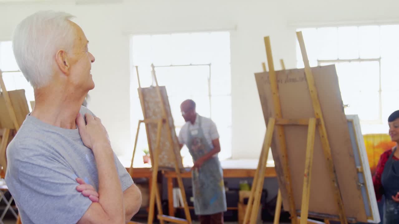 그림 수업 4k에서 포즈를 취하는 행복한 남자