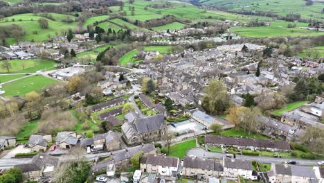 desciende el dron aéreo de la ciudad de pateley bridge, en el norte de yorkshire, reino unido.