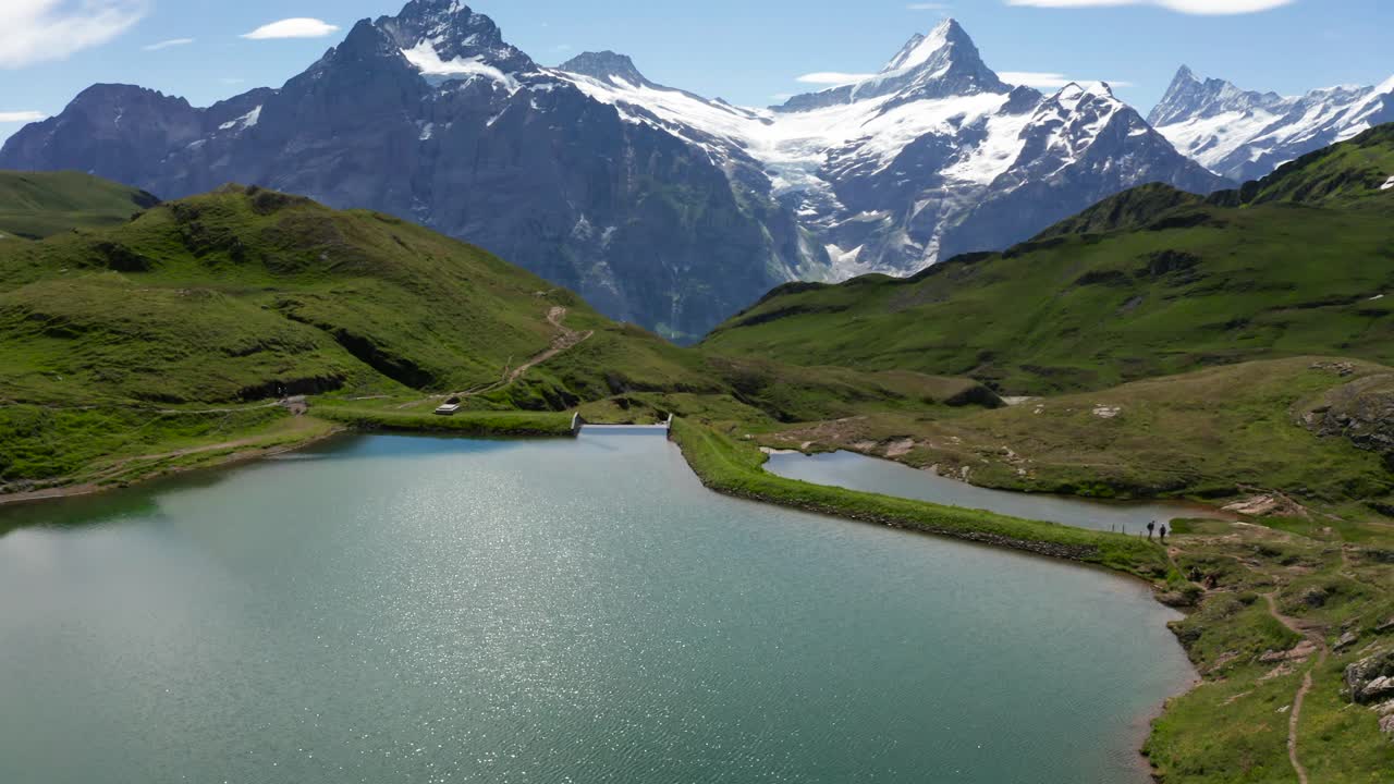 espectacular vista aérea del lago de montaña azul en los alpes suizos con un espectacular telón de fondo de picos montañosos cubiertos de nieve, bachalpsee grindelwald primero, suiza