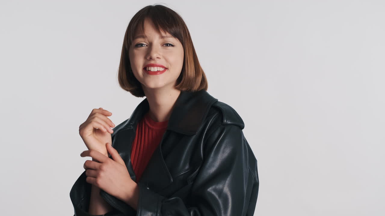 무모한 여성 모델이 포즈를 취하고 있습니다.