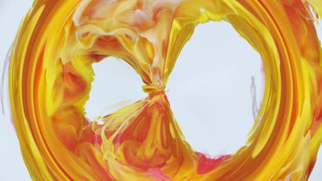una explosión de polvo de humo de fuego amarillo naranja de colores.
