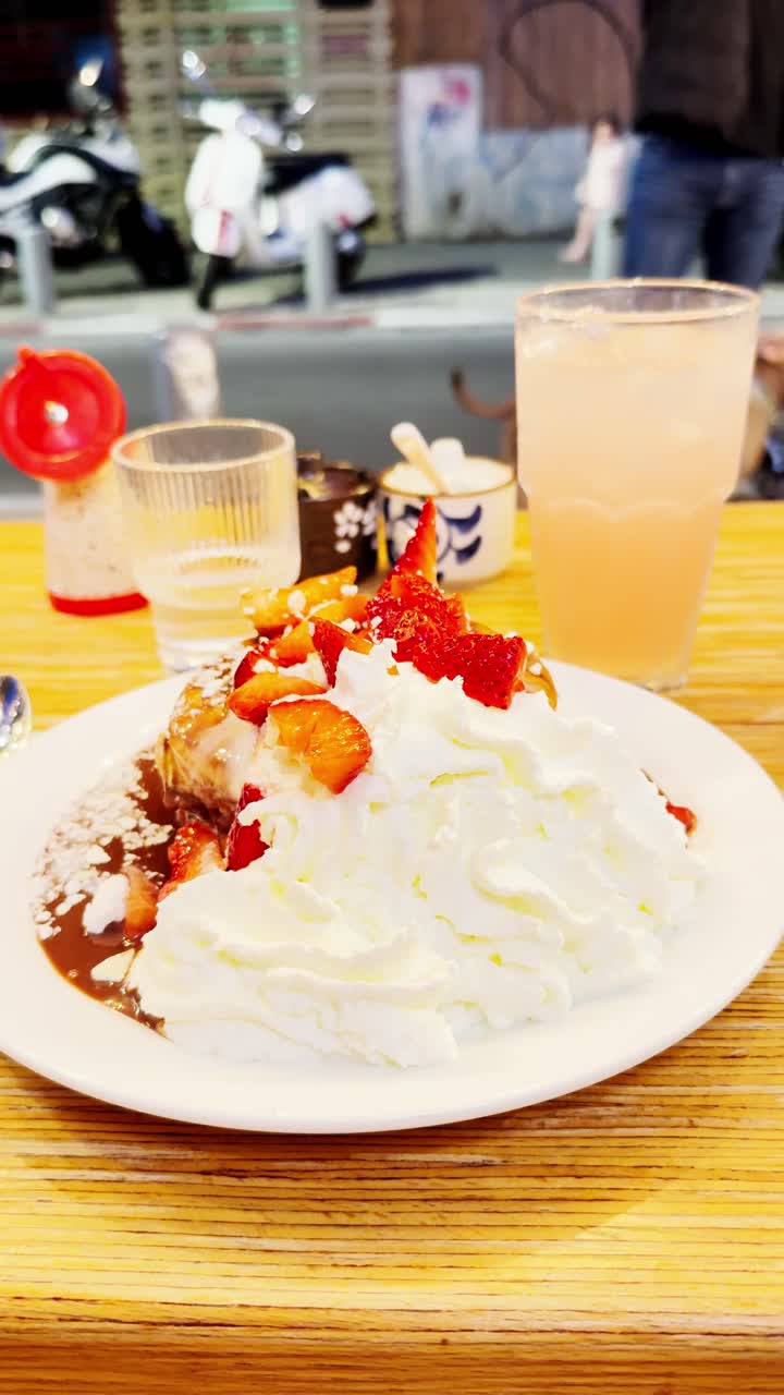 Delizioso dessert di pancake con crema di fragole su un tavolo.