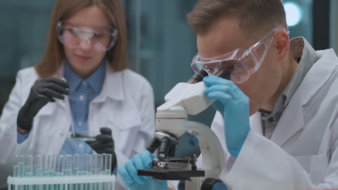 un grupo de jóvenes expertos médicos están trabajando en una vacuna contra la nueva infección por coronavirus en el laboratorio del hospital. los médicos y las mujeres están desarrollando medicamentos.