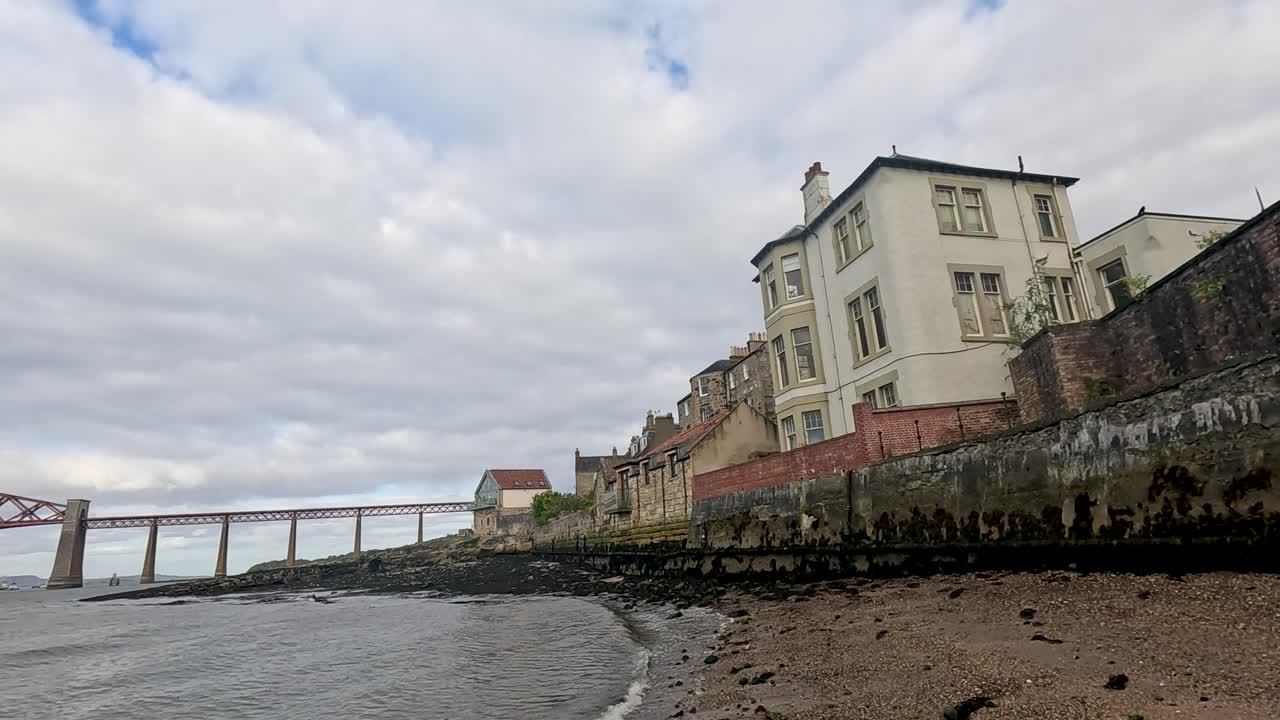 바다 벽과 다리의 파노라마 풍경