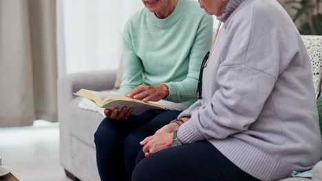 senior, leyendo y mujeres con un libro en el sofá