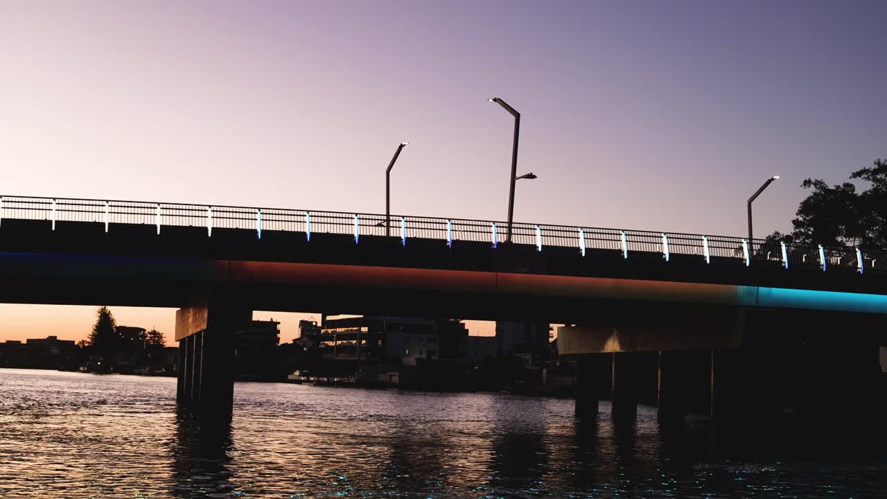 건물 들 과 함께 해 가 지는 때 강 을 가로지르는 다리